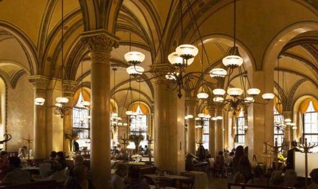 Café Central (Viena, Austria). El café más emblemático de Viena, el Central, es un local refinado con más de 150 años, que desde sus orígenes ha atraído a la élite intelectual de la ciudad. Entre sus clientes ilustres destacan nombres como los de Sigmund 