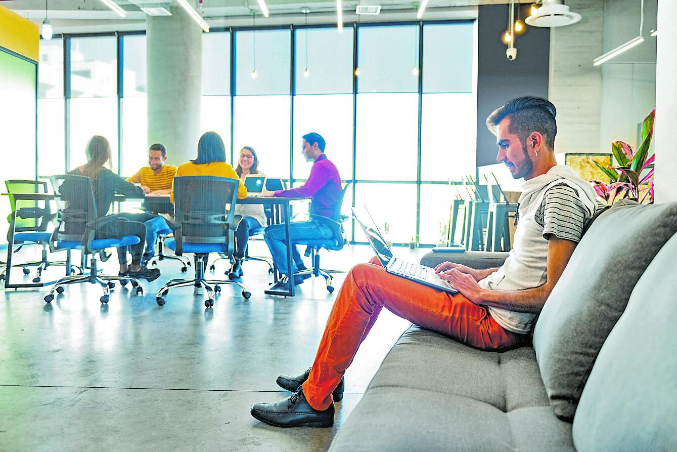 Entre las recomendaciones está fomentar conversaciones positivas y fomentar el apoyo mutuo en redes sociales.