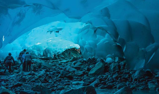 FOTO 21 | Glaciar Mendenhall, Juneau, Alaska. Estas cuevas de hielo parecen de otro planeta.