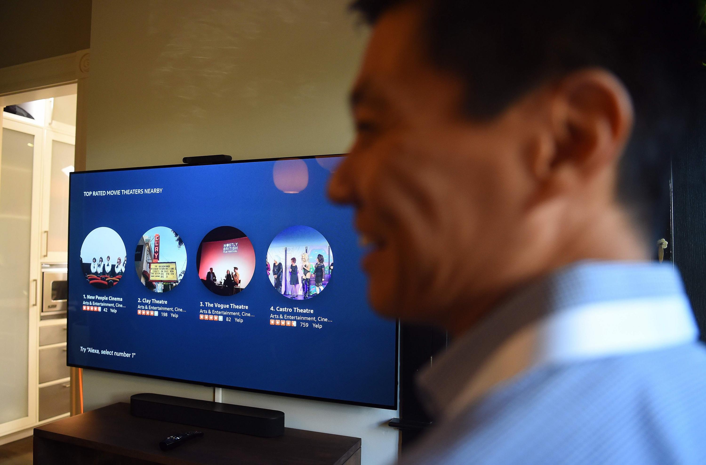 El gerente de productos Phil Par muestra cómo usar Facebook Portal TV. (Foto: AFP)