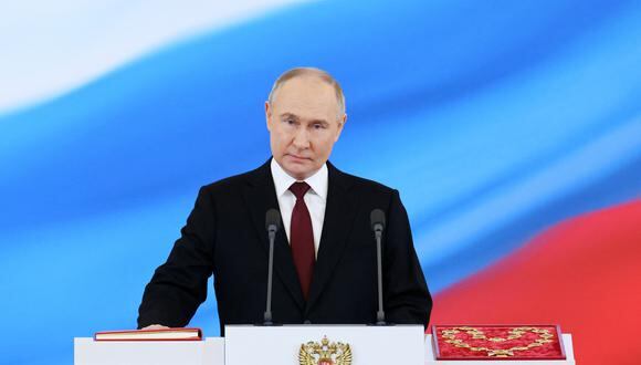 El presidente electo ruso Vladimir Putin presta juramento durante una ceremonia en el Kremlin en Moscú el 7 de mayo de 2024. (Foto de Alexander KAZAKOV/POOL/AFP)