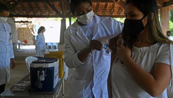 Foto referencial. El Ministerio de Salud aconsejó que las mujeres que recibieron una primera dosis de AstraZeneca, vacuna suspendida para embarazadas desde mayo pasado, completen su inoculación con Pfizer. (Andre Borges / AFP)