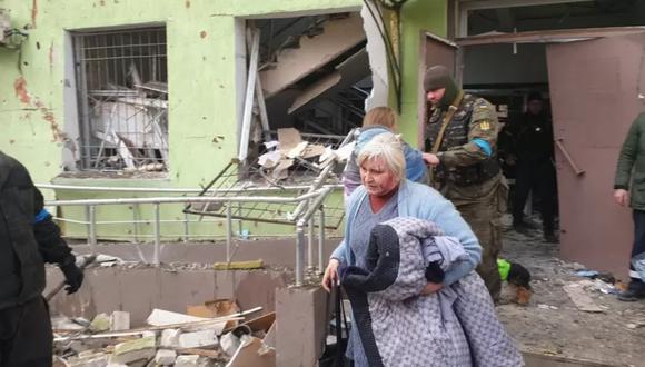 El ataque al hospital de esa ciudad portuaria ucraniana, el pasado 9 de marzo, es “una clara violación del derecho internacional humanitario y los responsables han cometido un crimen de guerra”, señala el informe. (Foto: GETTY IMAGES).