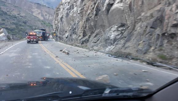 El temblor de 5.6 de magnitud generó el deslizamiento de piedras en algunas principales carreteras de la capital. Foto | @MininterPeru
