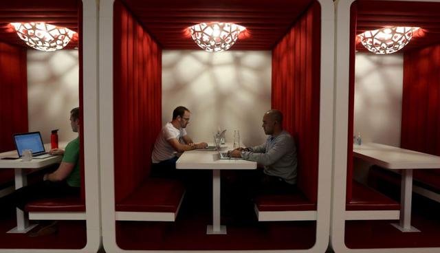 FOTO 11 | Diseñador de experiencia de usuario del personal. Salario: US$ 184,720.

Diseñar la experiencia de usuario detrás de un producto es uno de los trabajos más importantes en cualquier empresa de tecnología, y es por eso que Google está dispuesto a pagar un precio alto por los grandes diseñadores. Los diseñadores de experiencia de usuario tienen la tarea esencial de asegurarse de que los productos de Google se vean bien y sean fáciles de usar. (Foto: AP)