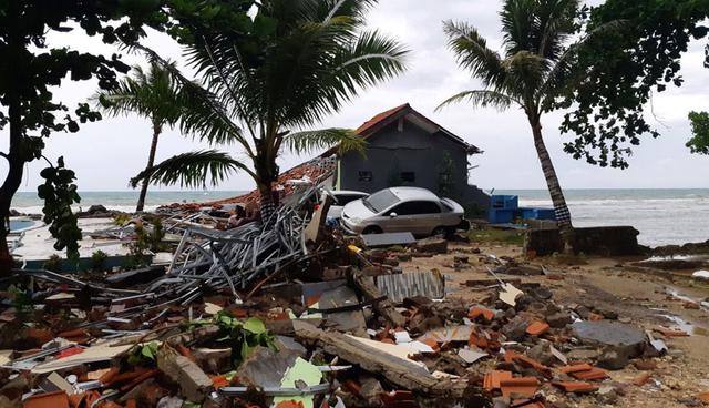 FOTO 9 | 22 de diciembre de 2018, Indonesia: un tsunami provocado seguramente por el volcán Anak Krakatoa en el estrecho de la Sonda, deja al menos 222 muertos, según un balance provisional.