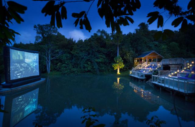 Soneva Kiri (Tailandia) |Otra buena alternativa que podemos encontrar en Tailandia es Soneva Kiri. Se ubica en la isla de Koh Kut y tiene la ventaja que los espectadores pueden disfrutar de una buena película sobre las aguas. (Soneva Kiri)