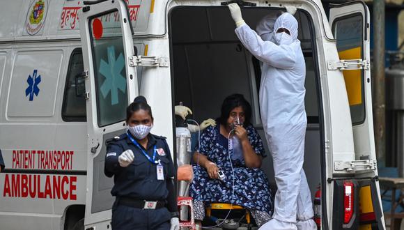 Un trabajador de la salud atiende a una paciente de coronavirus en un hospital de Bombay, India. (Foto: Punit PARANJPE / AFP).