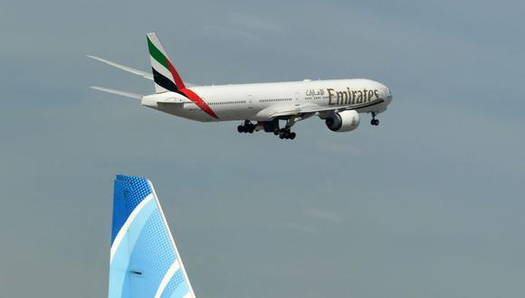 En esta foto de archivo tomada el 6 de abril de 2020, un avión Boeing 777-31H de Emirates despega del Aeropuerto Internacional de Dubái. (Foto de KARIM SAHIB / AFP)