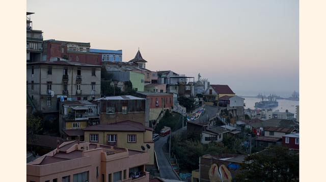 Vista de la ciudad y puerto chileno de Valparaíso. El poeta chileno Pablo Neruda escribió importantes obras en su casa de Valparaíso, que se ha convertido en un museo visitado por miles de turistas cada año. (Foto: AP)