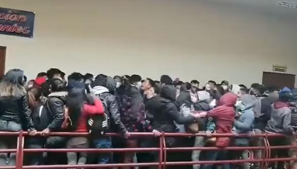 Según distintas fuentes, había un numeroso grupo de jóvenes que estaba en una asamblea estudiantil que derivó en protestas y se registraron empujones que provocaron que la baranda cediera. (Foto: Captura del diario El Deber).