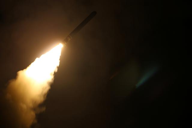 Foto 1 | El crucero USS Monterey de misiles guiados de la Marina de Estados Unidos dispara un misil Tomahawk de ataque terrestre a Siria (Foto: Reuters)