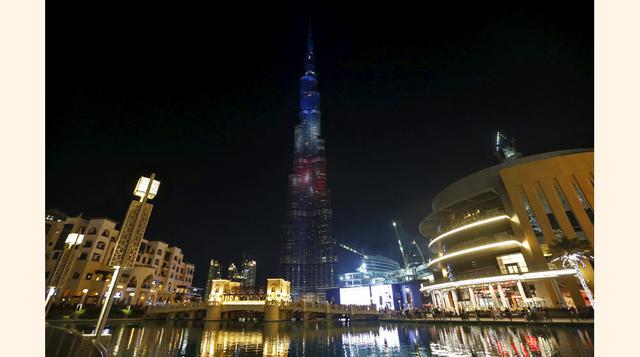 Burj Khalifa, la torre más alta del mundo, ubicada en Dubai, se ve iluminada en azul, blanco y rojo, los colores de la bandera nacional de Francia, luego de los atentados de París. (Foto: Reuters)