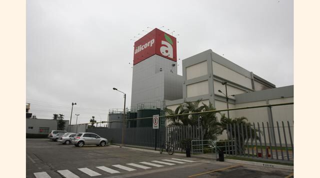 Tres posiciones más atrás figura la empresa de alimentos Alicorp con ventas por US$ 1,930 millones el año pasado.
