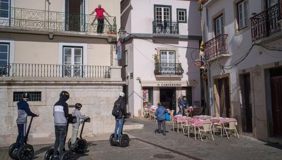 El barrio de Alfama en Lisboa. El Gobierno portugués planea eliminar las visas doradas para la compra de propiedades tras las protestas de los lisboetas, que se han visto obligados a abandonar la ciudad.