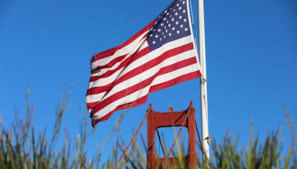 Una bandera estadounidense cerca del puente Golden Gate en San Francisco, California, EE.UU., el lunes 23 de enero de 2023. (Foto: Bloomberg)