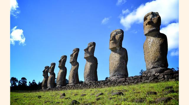 Estatuas de la Isla de Pascua. Creadas por el pueblo rapanui y distribuidas a lo largo del perímetro de la isla. La más pesada supera las 86 toneladas, lo que genera muchas incógnitas sobre como este pueblo fue capaz de su construcción y traslado. Su sign