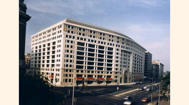 Cargos en organismos internacionales: Fernando Zavala ha sido gobernador del Perú ante el Banco Mundial y el Banco Interamericano de Desarrollo (BID), así como miembro del Directorio de la Corporación Andina de Fomento (CAF).