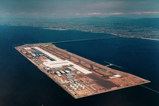 FOTO 5  | Aeropuerto internacional de Kansai (Japón), Osaka necesitaba una nueva infraestructura aeroportuaria pero, como el resto de ciudades de Japón, tenía problemas de espacio. Así que la mayoría de las 10.000 personas que visitaron el aeropuerto internacional de Kansai a lo largo del primer mes tras su inauguración, en septiembre de 1994, solo quería conocer 'in situ' cuál había sido la espectacular solución: construir el primer aeropuerto del mundo en una isla artificial, proyectado por el arquitecto Renzo Piano.