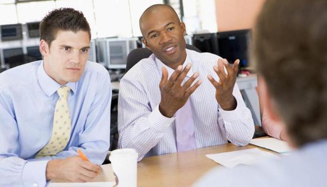 FOTO 3 | 2. El agitador. Éste es el tipo de personas que pone a un colega contra otro usando los chismes, los rumores o las insinuaciones. El agitador puede encontrarse en el centro de cualquier drama oficinista, posiblemente observando y hasta comiendo unas palomitas. Y mientras que los argumentos pudieran parecer sin sentido, esta persona está causando alteraciones repetidas en el espacio de trabajo, lo que disminuye tu productividad y la lealtad de los empleados. (Foto: Getty)