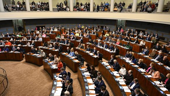 Los parlamentarios finlandeses asisten a una sesión plenaria del parlamento finlandés en una votación sobre el ingreso del país a la OTAN en Helsinki, Finlandia, el 1 de marzo de 2023. (Foto de Heikki Saukkomaa / Lehtikuva / AFP) /