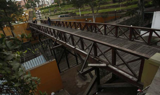PUENTE DE LOS SUSPIROS. Recibió tal nombre gracias a las innumerables historias de amor que se dieron en este lugar. La zona cuenta con diversos bares y restaurantes que se localizan en antiguas y pintorescas casas remodeladas.