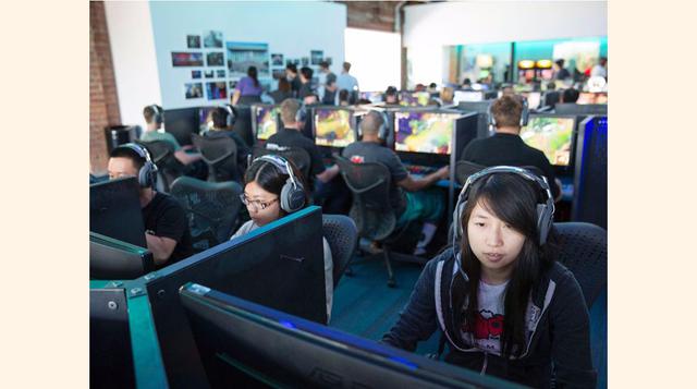 16. Riot Games, un desarrollador de juegos con sede en California, tiene espacios donde sus empleados pueden jugar videojuegos juntos.