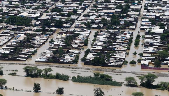 Inundacion en Catacaos - personas caminando en el rio. VISTA AEREA. PIURA.