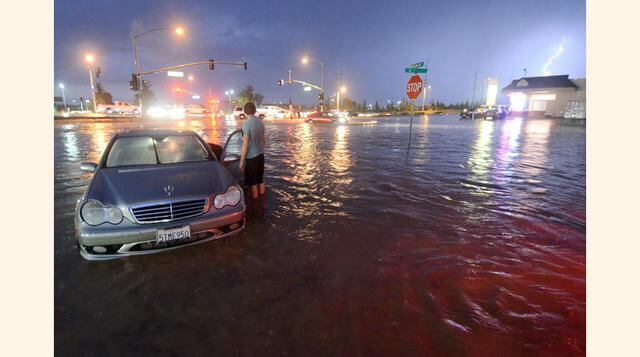 Otra vista de la inundación en Bear Valley Outerhighway Sur, California (EE.UU.). El Servicio Meteorológico de Estados Unidos emitió una advertencia de inundación repentina y de una severa tormenta. (Foto: AP)