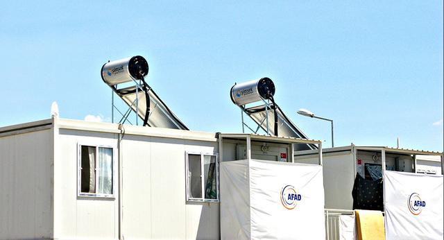 Cada vivienda en los campos de refugiados cuenta con paneles solares para dotarse de energía eléctrica.