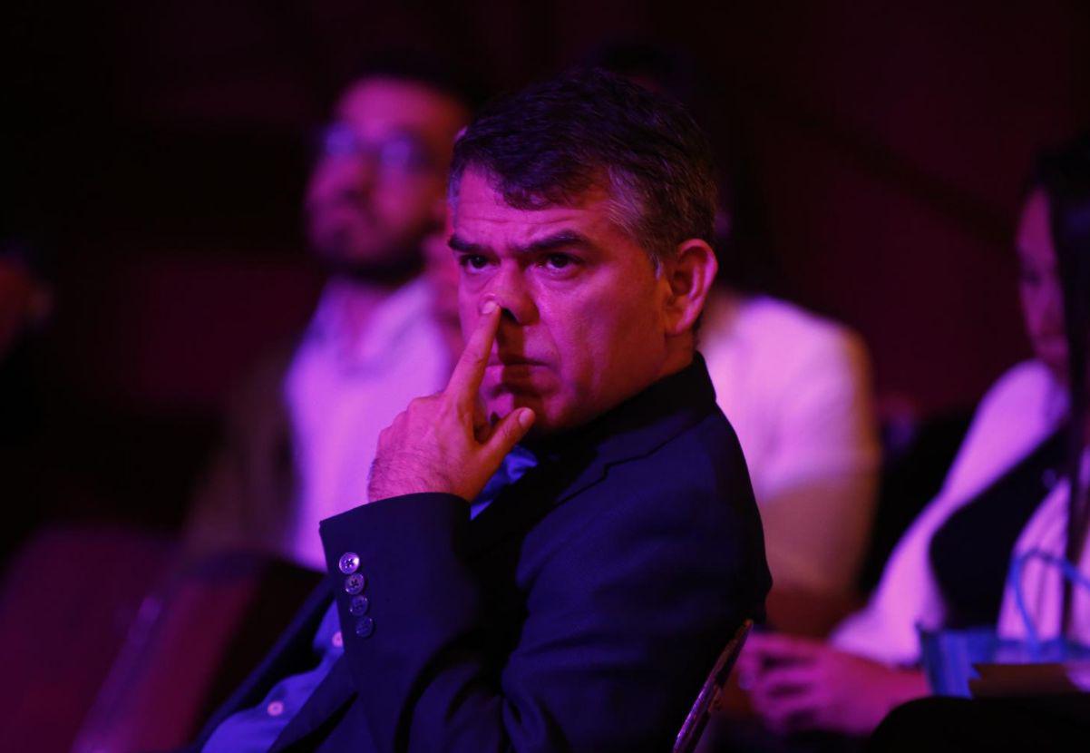 Julio Guzmán fue captado por las cámaras de seguridad huyendo de un edificio en medio de un incendio. (Foto: GEC)