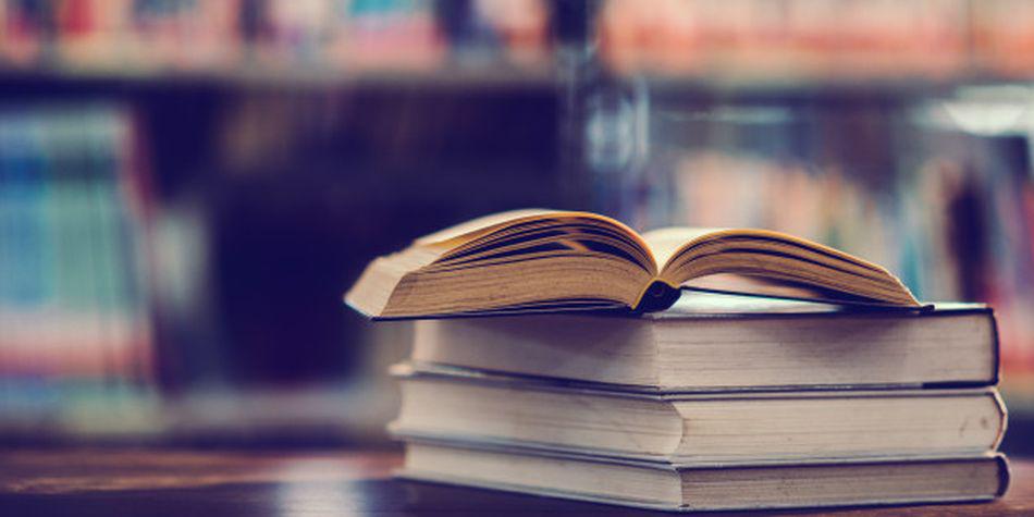 Los libros que uno tiene en casa ayudan ha estar intelectualmente hambrientos de aprendizaje. (Foto: Freepik)