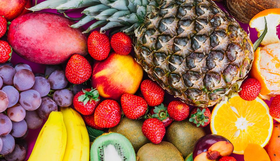 FOTO 6 | 5. El bajo consumo de frutas es considerado el quinto factor de riesgo en la dieta alimenticia de los latinoamericanos, según el estudio. (Foto: Freepik)