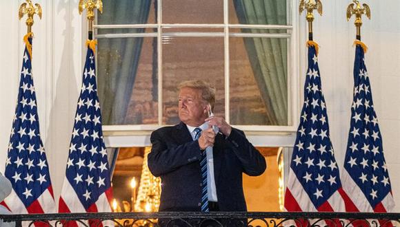 El presidente de Estados Unidos, Donald Trump, se quita la mascarilla tras regresar a la Casa Blanca el 5 de octubre de 2020. (EFE / EPA / KEN CEDENO).