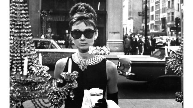 Las gafas de la marca estadounidense Ray-Ban eran muy populares en todo el mundo porque las usaban artistas como Audrey Hepburn o Tom Cruise. Sin embargo, en 1999 se vendían en EE.UU. a US$ 19 y su calidad era deficiente. Ese año, Luxottica compró la comp