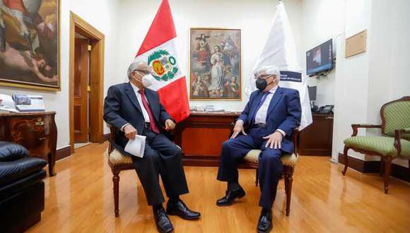 El primer ministro Aníbal Torres junto al embajador de Cuba, Carlos Zamora Rodríguez. (Foto: PCM)