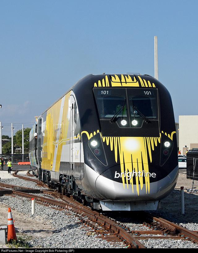 Foto 1 | La línea ferroviaria privada de alta velocidad unirá Miami y Orlando, en Florida. Este sábado inicia operaciones en el tramo entre Fort Lauderdale y West Palm Beach (Foto: Railpictures.net).