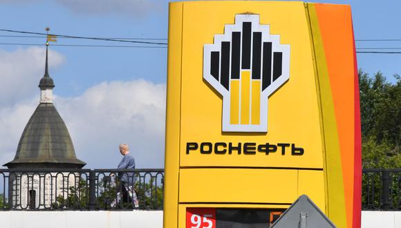 El logotipo de la gigante petrolera estatal rusa Rosneft se ve en una estación de servicio en Moscú. (Foto por Yuri KADOBNOV / AFP).