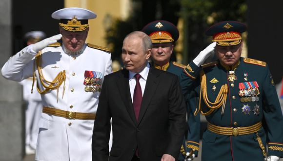 El presidente de Rusia, Vladimir Putin, acompañado por el ministro de Defensa, Sergei Shoigu, y el comandante en jefe de la Armada rusa, el almirante Nikolai Yevmenov, el 30 de julio de 2023. (Foto por Alexander KAZAKOV / AFP).