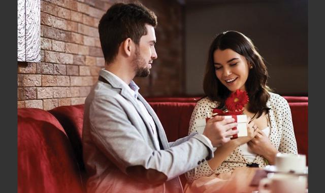 FOTO 2 | EE.UU. Las mujeres están dispuesta a gastar US$ 139, mientras que los hombres están dispuestos a gastar US$ 155, con lo que se obtiene un promedio de US$ 147 que gasta una persona por San Valentín.