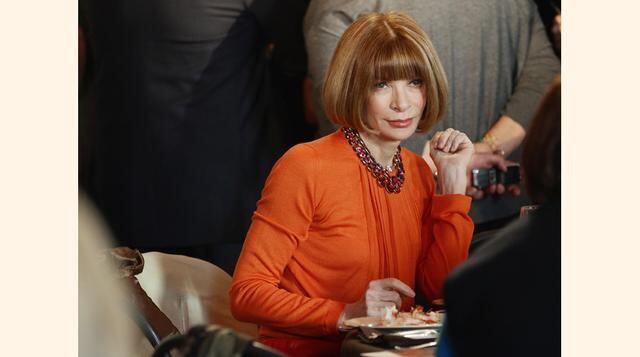 Anna Wintour pose una verdadera colección de collares tipo "Riviere" de diferentes colores y piedras: ámbar, topacio, zafiro, uva, aguamarina, verde esmeralda y amarillo.  (Foto: Getty)