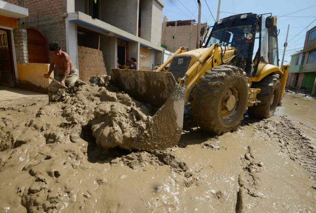 Por momentos parece que la gente camina dentro de una gigantesca masa de torta de chocolate antes de ser colocada en el horno. (Foto: AFP)
