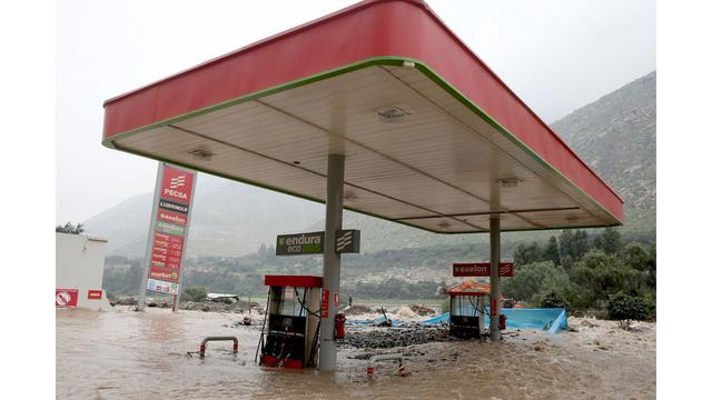 Estación de Servicio de Pecsa se inunda con los desbordes del río Rímac. (Foto:Andina)