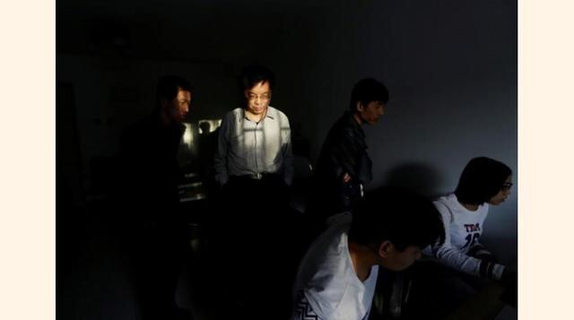 Wu Yaxiong (segundo desde la izq.), CEO de N-Wei (Beijing) Technology Company Limited, está parado junto a sus programadores en un departamento que alquila como oficina y residencia de empleados en Pekín, China. (Foto: Reuters)