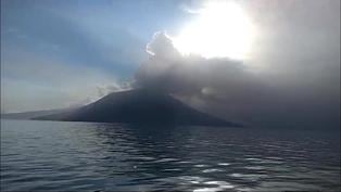 Miles de evacuados en Indonesia por la erupción de un volcán que desató una alerta de tsunami