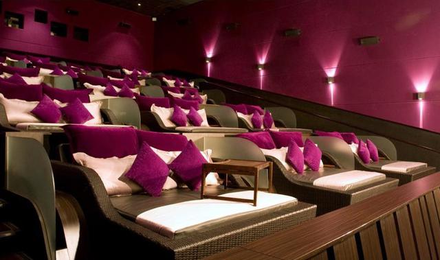 FOTO 5 | BLITZ MEGAPLEX, INDONESIA. La cadena de teatros más grandes de indonesia tiene una de las salas más cómodas del mundo en lo que ellos llaman categoría “velvet class”. La sala cuenta con unos sofás tipo cama que incluyen una mesa de desayuno en donde se pueden colocar las palomitas que compran las parejas.