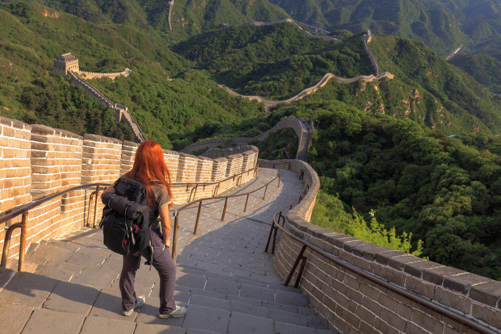 FOTO 1 | 1 La Gran Muralla (China) Todo un sistema defensivo trufado de atalayas, pequeñas fortalezas y torres de comunicaciones. Se calcula que la Gran Muralla china tenía casi 21.000 kilómetros de extensión, de los que han llegado a nuestros días algo menos de 8.900, entre la frontera con Corea y el desierto del Gobi, en Mongolia, y que recibe unos 50 millones de visitantes al año, según publicó el diario británico 'The Telegraph' a principios de 2017, con motivo del estreno de la producción chino-estadounidense 'La Gran Muralla', dirigida por Zhang Yimou y protagonizada por Matt Damon. Esta maravilla del mundo de más de 2.300 años de antigüedad fue construida a lo largo de varias dinastías para proteger a China de las invasiones mongolas que trataban de penetrar por el norte. (Foto:  GETTY)