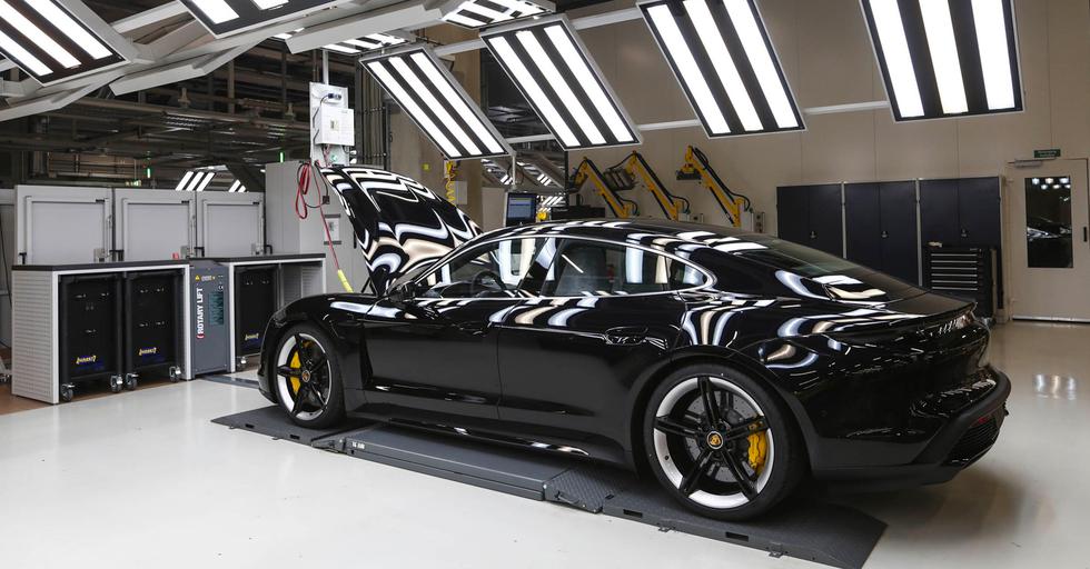 FOTO 15 | Plataforma de lanzamiento
Un Taycan dentro de un túnel de luz durante un control de calidad en la línea de ensamblaje. El modelo Turbo S de 750 caballos de fuerza tendrá una velocidad entre cero y 100 kph de 2.6 segundos y una velocidad máxima de 260 kph. El modelo Turbo más barato vendrá con 670 caballos de fuerza y pasará de cero a 96.5 kph en tres segundos, según Porsche. Launch Control, que permite la máxima aceleración desde un punto muerto, es una característica estándar en el Taycan. Funciona mediante el uso de una función de ultraimpulso que bombea los motores eléctricos con una breve explosión de más potencia. Fotógrafo: Michaela Handrek-Rehle / Bloomberg