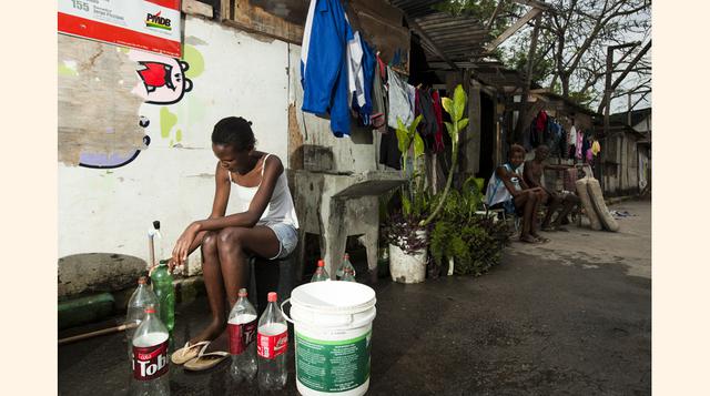 Investigaciones del Banco Mundial, sobre la base de entrevistas a 150,000 personas de 148 países, revelan que el 75% de los pobres del mundo carece de una cuenta bancaria y que las mujeres constituyen una cantidad desproporcionada de la población no banca