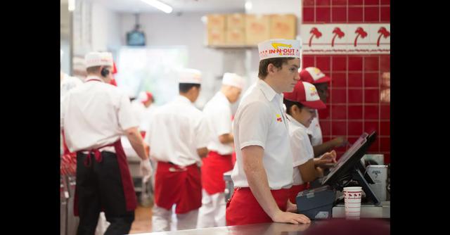 FOTO 22 | 4. In-N-Out Burger. Calificación general: 4.6. Sede: Irvine, California. Industria: Restaurantes de comida rápida y servicio rápido.